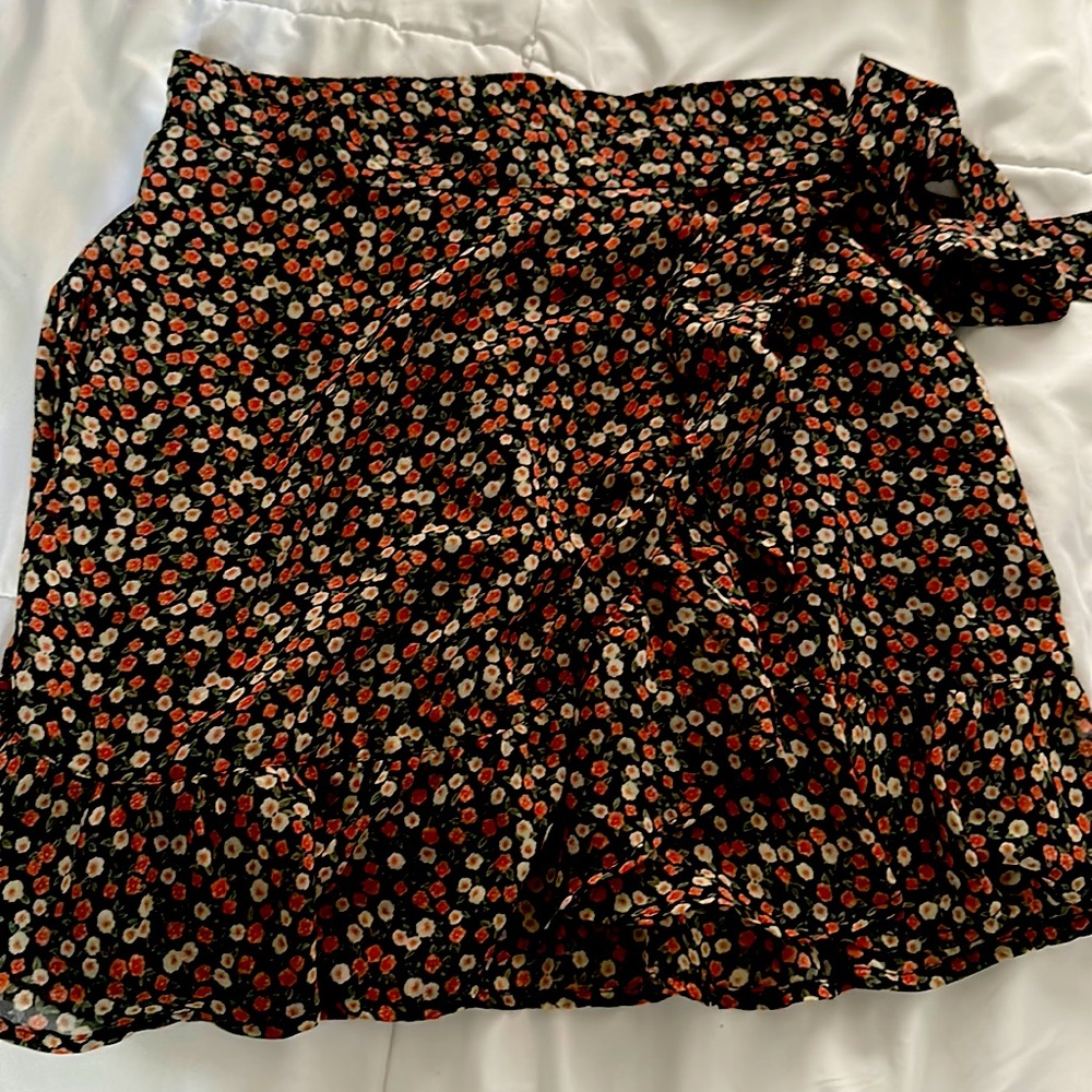 Cute skirt! Flower print. Very flowy. It’s a small but personally runs bit big